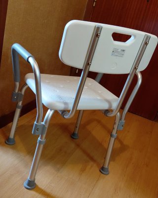 Silla de ducha con asas y respaldo