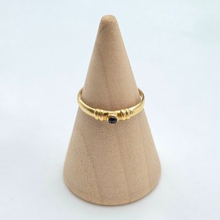 Anillo de oro de 18k con piedra. 1.06 g. T-13.