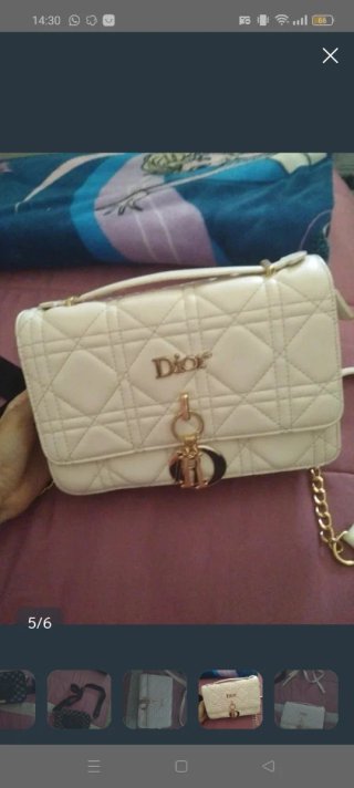 Bolso Guess Negro y Dorado y Dior en blanco