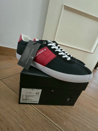 Zapatillas Tommy Hilfiger Azul marino y Rojas