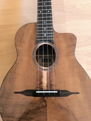 Ukelele Tenor del luthier Bruce Wei, Koa Maciza