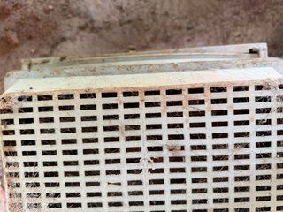 Caseta/Comedero Metal Beige
