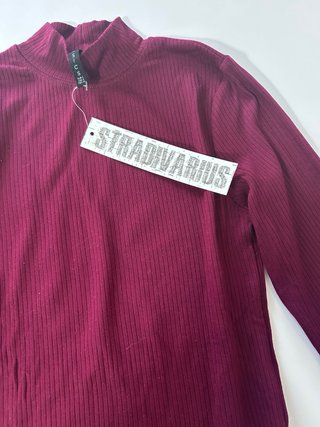 Camiseta Stradivarius cuello alto media manga