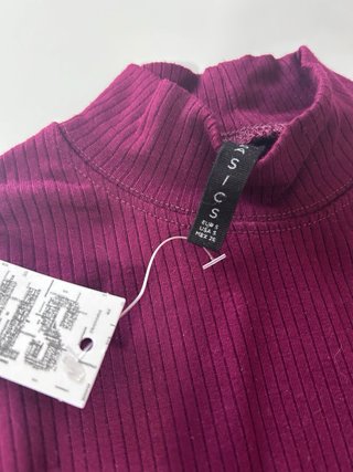 Camiseta Stradivarius cuello alto media manga