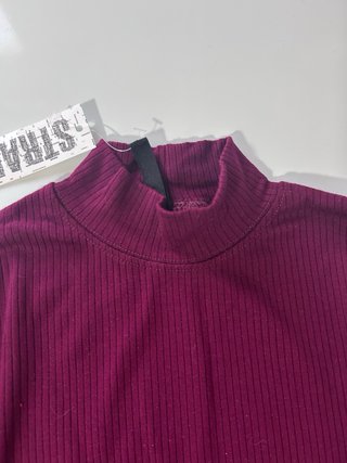 Camiseta Stradivarius cuello alto media manga