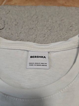 Camiseta Bershka Blanca Logo Bordado