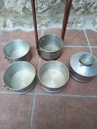 Antigua fiambrera/marmita metálica