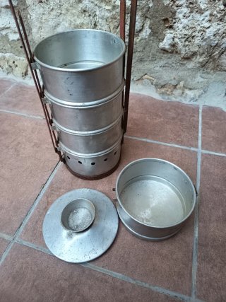 Antigua fiambrera/marmita metálica