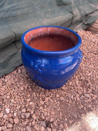 Maceta azul de cerámica con relieve