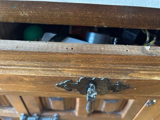 Mueble bajo madera antiguo con herrajes