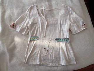 Camiseta bordada con cinturón