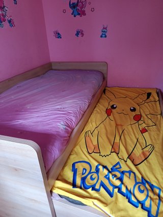 Habitación juvenil madera con colchones