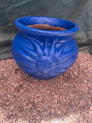 Maceta de cerámica azul con diseño