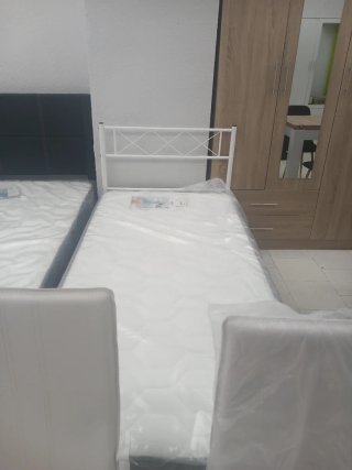 Cama individual con colchón 90x190