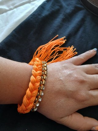 Pulseras hilos naranja y brillantes