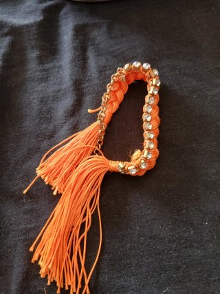Pulseras hilos naranja y brillantes