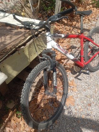 Bicicleta de montaña roja y blanca