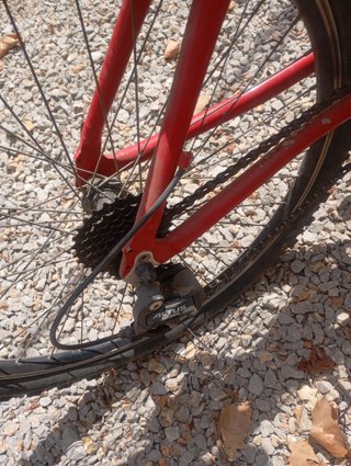 Bicicleta de montaña roja y blanca