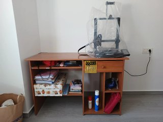Escritorio madera con cajón y estantes