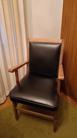 Sillón de madera y polipiel