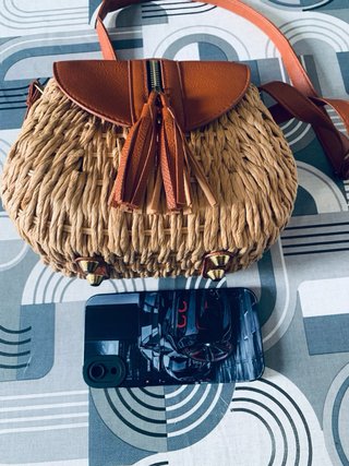 Bolso de paja con asa de cuero