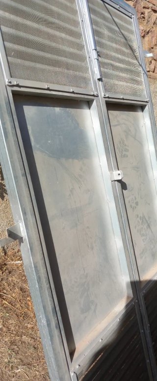 Puerta hierro galvanizado con ventilación