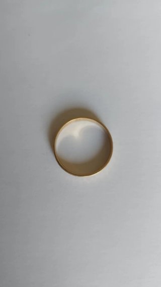 Alianza de oro con detalles