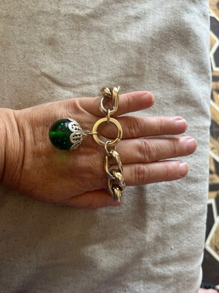 Pulsera eslabones dorados con charm verde
