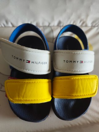 Sandalias Tommy Hilfiger niño talla 22/ 23.