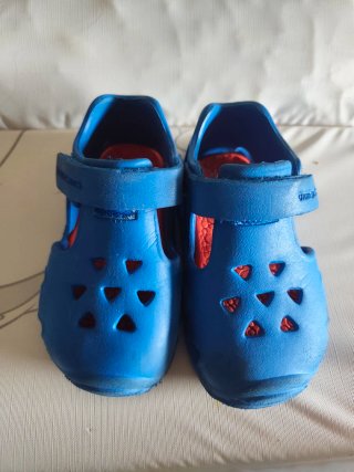 Sandalias Tommy Hilfiger niño talla 22/ 23.