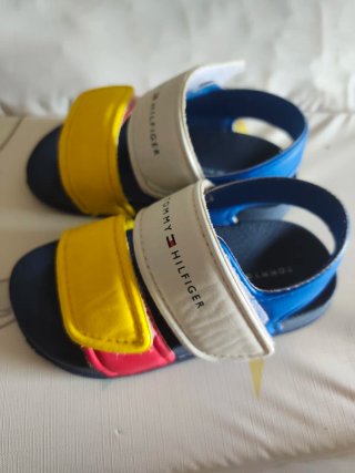 Sandalias Tommy Hilfiger niño talla 22/ 23.