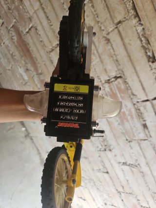 Moto de cross amarilla para niños