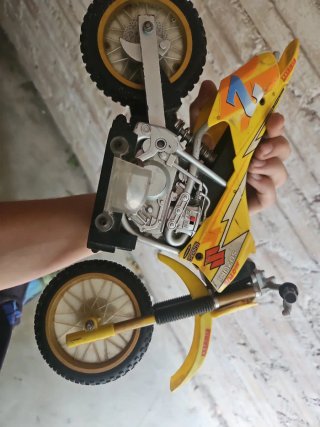 Moto de cross amarilla para niños