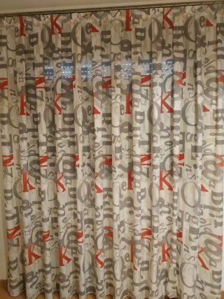 Cortina confeccionada con letras