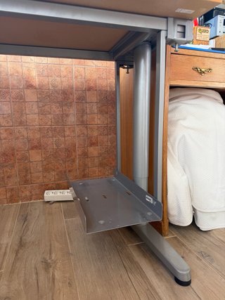 Escritorio elevable Ikea madera y metal