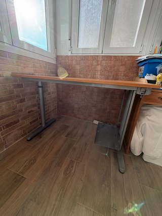 Escritorio elevable Ikea madera y metal
