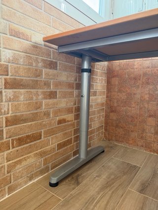 Escritorio elevable Ikea madera y metal