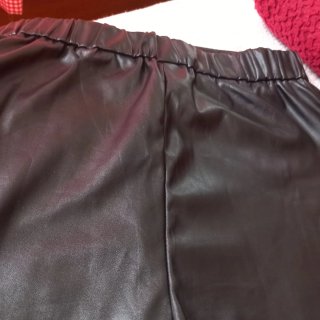 Pantalones cortos de cuero negro