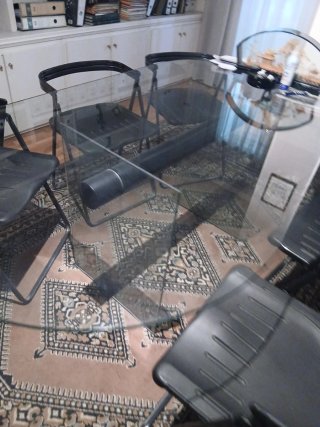 Mesa de vidrio ovalada y 4 sillas modernas