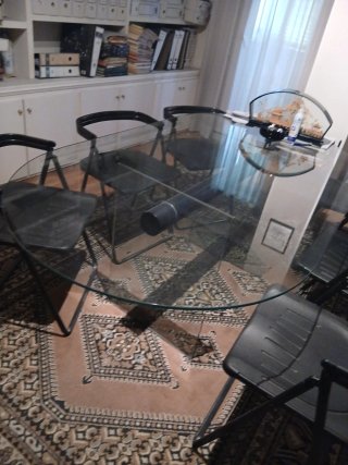 Mesa de vidrio ovalada y 4 sillas modernas