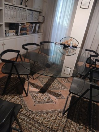Mesa de vidrio ovalada y 4 sillas modernas