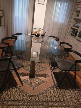 Mesa de vidrio ovalada y 4 sillas modernas