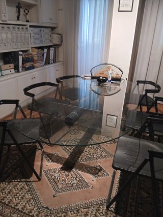 Mesa de vidrio ovalada y 4 sillas modernas