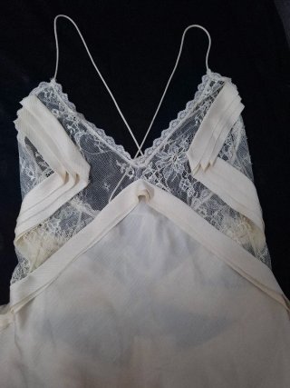vestido largo de georgette con volantes