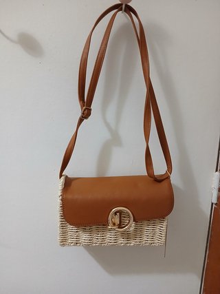 Bolso de hombro tejido y piel
