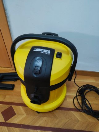 Lava aspiradora Karcher modelo SE4002.