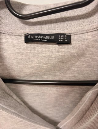Camiseta gris cuello polo talla S.
