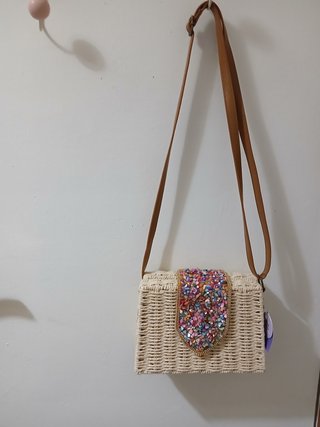 Bolso de paja con abalorios multicolor