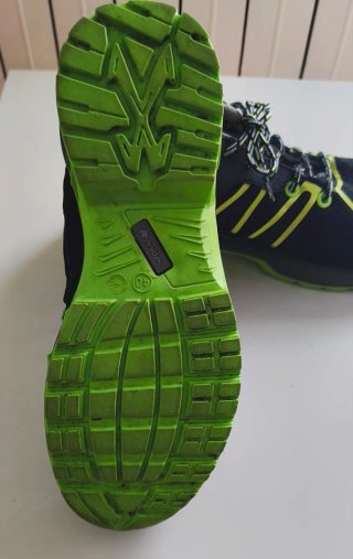 Zapatos de seguridad Anibal negros y verdes lima.