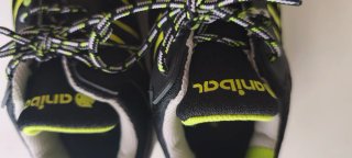 Zapatos de seguridad Anibal negros y verdes lima.